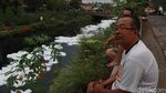 Sungai Cipamokolan Bandung Menghitam dan Dipenuhi Busa