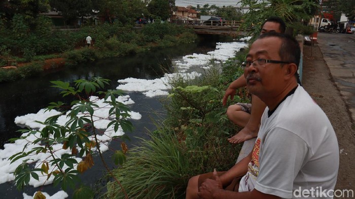 Aliran Sungai Cipamokolan, Kecamatan Rancasari Kota Bandung, Jawa Barat mendadak dipenuhi busa berwarna putih.