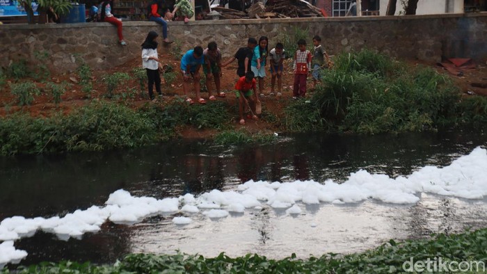 Aliran Sungai Cipamokolan, Kecamatan Rancasari Kota Bandung, Jawa Barat mendadak dipenuhi busa berwarna putih.