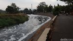 Sungai Cipamokolan Bandung Menghitam dan Dipenuhi Busa