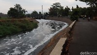 Belum diketahui penyebab busa yang muncul di aliran sungai tersebut. Warga menduga busa tersebut terkontaminasi limbah industri.