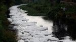 Sungai Cipamokolan Bandung Menghitam dan Dipenuhi Busa