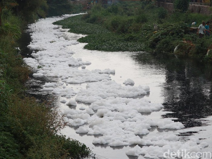 Sungai cipamokolan tercemar limbah