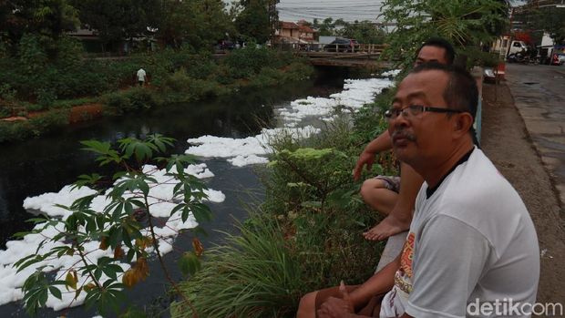 Sungai cipamokolan tercemar limbah