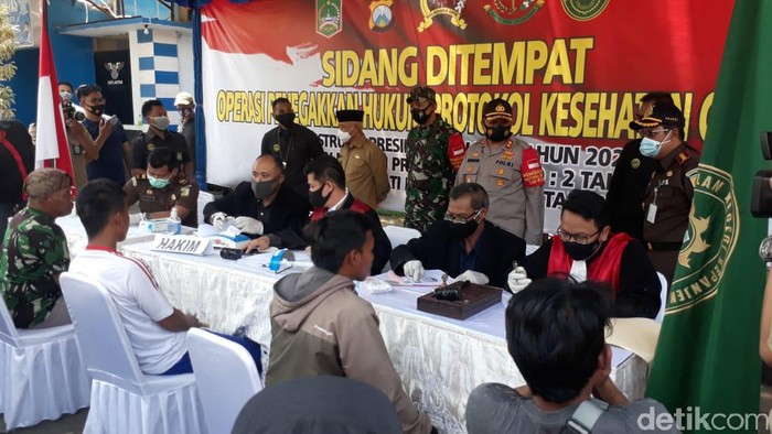 Tak Pakai Masker, Warga Kabupaten Malang Jalani Sidang di Tempat