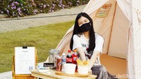Traveler bisa menikmati pemandangan senja sampai muncul bintang-bintang dan cahaya lampu Kota Lembang, Bandung. Menuju malam, pengunjung akan disajikan hiburan streaming film, musik dan lain-lain. 