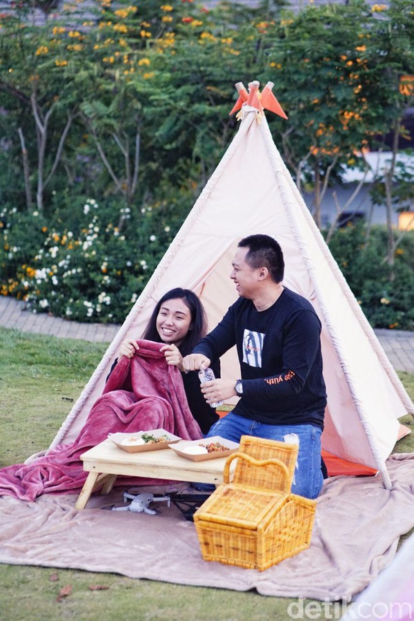 Traveler yang datang akan mendapat fasilitas seperti tenda, piknik set termasuk selimut, bantal mungil, dan camilan lezat yang disediakan secara cuma-cuma. 