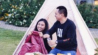 Traveler yang datang akan mendapat fasilitas seperti tenda, piknik set termasuk selimut, bantal mungil, dan camilan lezat yang disediakan secara cuma-cuma. 