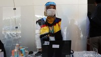 Panitia menyediakan tempat isolasi untuk peserta yang memiliki suhu tubuh lebih dari 37,3 derajat. Panitia CASN juga menyediakan tempat isolasi untuk peserta yang reaktif rapid test.