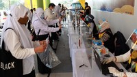 Para peserta melakukan registrasi.