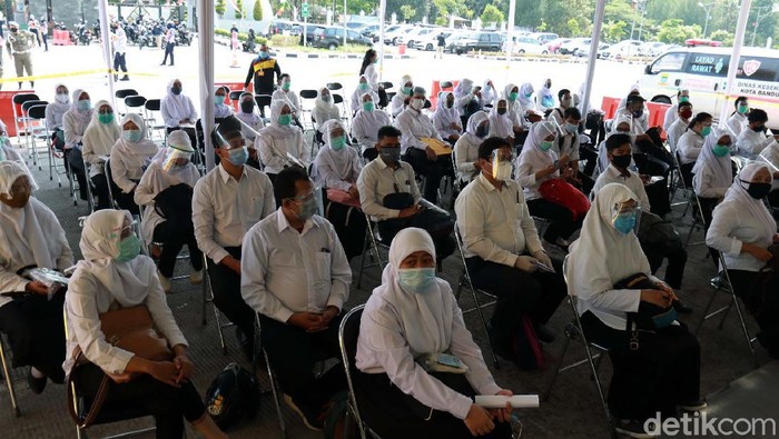 Tes CPNS di Kota Bandung Terapkan Protokol Kesehatan Ratusan CPNS mengikuti tes Seleksi Kompetensi Bidang (SKB) di Sport Center Arcamanik, Kota Bandung, Senin (14/9). Tes dilakukan dengan protokol kesehatan.