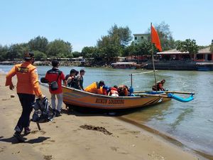 Perahu Terbalik Dihantam Ombak di Pantai Kebumen, 1 Nelayan Hilang