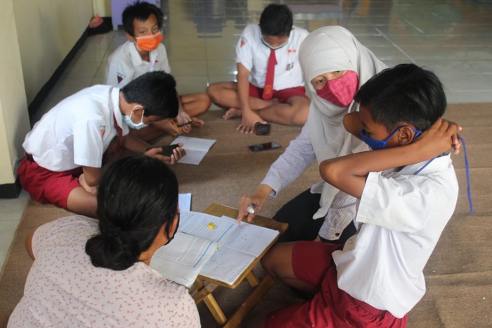 Wakil DPRD Surabaya Reni Astuti saat memantau pembelajaran daring di Balai RW