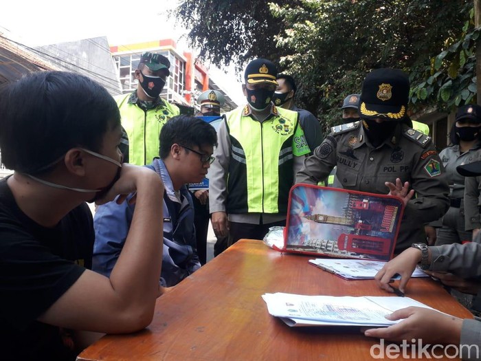 Warga Kota Malang terjaring operasi yustisi dilakukan penindakan di tempat