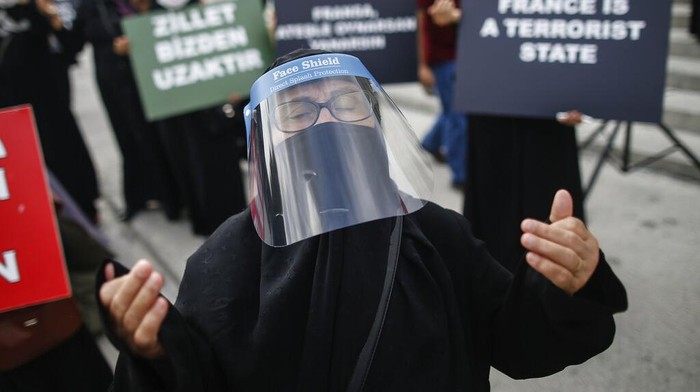Ratusan warga Turkir menggelar aksi protes di Istanbul. Mereka mengecam majalah Charlie Hebdo yang menerbitkan ulang karikatur Nabi Muhammad SAW.