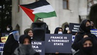 Sebelumnya, umat Muslim di Iran dan Pakistan turut menggelar aksi protes mengecam Charlie Hebdo karena menerbitkan ulang karikatur Nabi Muhammad SAW.
