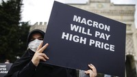 Para demonstran tampak membawa sejumlah poster berisi kecaman atas aksi Charlie Hebdo tersebut. Tak sedikit pula demonstran yang membawa poster berisi kekecewaan mereka atas sikap Presiden Prancis Emmanuel Macron terkait tindakan majalah mingguan Charlie Hebdo yang kembali menerbitkan karikatur Nabi Muhammad SAW.
