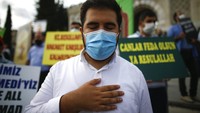 Kementerian Luar Negeri Turki pun dilaporkan mengutuk keputusan untuk menerbitkan ulang kartun itu. Tidak menghormati agama kami dan nabi kami, ujar Kemenlu Turki. Nureddin Sirin, Pemimpin Redaksi TV Kudus (berarti Yerusalem), memperingatkan Macron akan membayar harga yang sangat mahal untuk kesombongannya di Mediterania timur dan dukungannya pada penghinaan terhadap Islam dengan menggunakan kebebasan pers sebagai alasan.