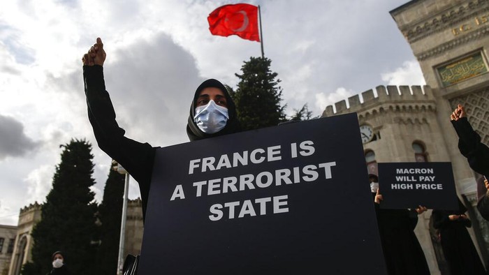 Warga Turki Kecam Charlie Hebdo Soal Karikatur Nabi Muhammad Ratusan warga Turkir menggelar aksi protes di Istanbul. Mereka mengecam majalah Charlie Hebdo yang menerbitkan ulang karikatur Nabi Muhammad SAW.