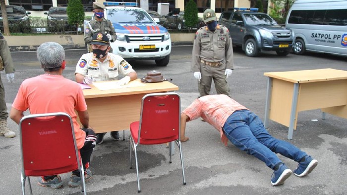 Warga yang terjaring operasi yustisi di Jambi (Ferdi-detikcom)