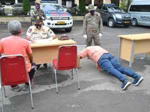 Kena Operasi Yustisi di Jambi, Warga Tak Bermasker Dihukum Push Up