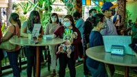 Pemerintah Filipina telah membuka sebagian kembali negaranya untuk pelancong domestik dalam upaya untuk merangsang ekonomi.  
