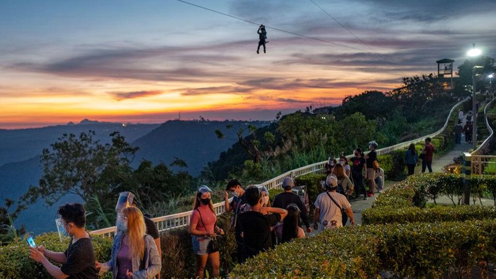 Wisata Filipina Buka Lagi Untuk Turis Lokal TAGAYTAY, PHILIPPINES - SEPTEMBER 13: Local tourists, some wearing face masks and face shields, are seen at an amusement park on September 13, 2020 in Tagaytay, Cavite province, Philippines. The Philippine government has partially reopened the country to domestic travellers in a bid to stimulate the economy even as coronavirus cases continue to rise. The country surpassed 261,000 cases of COVID-19 on Sunday, with at least 4,371 deaths. (Photo by Ezra Acayan/Getty Images)