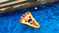 Di Instagram Ade eksis dengan lebih dari 45 ribu followers. Kali ini ia memamerkan momen bersantai di atas floaties bentuk pizza. Foto: Instagram adefirmanhakim