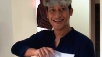 Aktor yang berkawan baik dengan Reza Rahadian dan Deva Mahenra ini juga sempat jalani bisnis kuliner di tengah pandemi. Bersama sahabatnya ia menjual kue sus premium, kwekami. Foto: Instagram adefirmanhakim