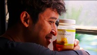 Selama masa pandemi, Ade sebenarnya berusaha jaga kesehatan. Salah satunya dengan mengonsumsi clover honey. Lewat Instagram ia juga mengabarkan menjual madu ini. Foto: Instagram adefirmanhakim