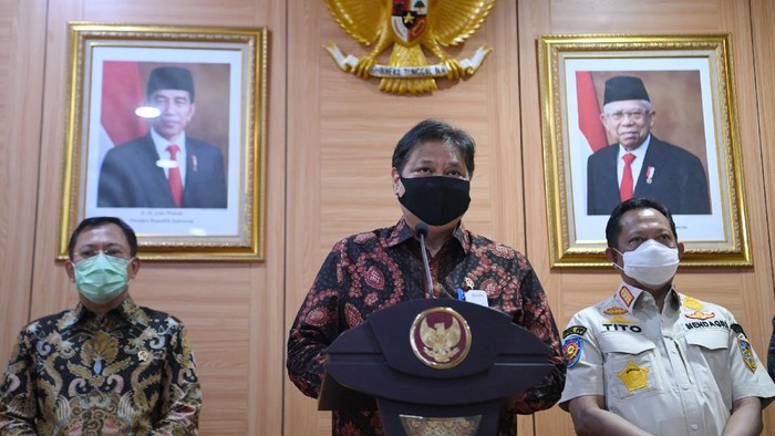 Menko Perekonomian Airlangga Hartarto (tengah) didampingi Menteri Dalam Negeri Tito Karnavian (kanan) dan Menteri Kesehatan Terawan Agus Putranto memberikan keterangan pers usai rapat koordinasi Komite Penanganan COVID-19 dan Pemulihan Ekonomi Nasional di Kemenko Perekonomian, Jakarta, Jumat (4/9/2020). Rakor tersebut membahas penanganan COVID-19 di Indonesia, salah satunya yakni Pemerintah telah menganggarkan Rp3,3 triliun untuk pembayaran uang muka pengadaan vaksin. ANTARA FOTO/Hafidz Mubarak A/wsj.