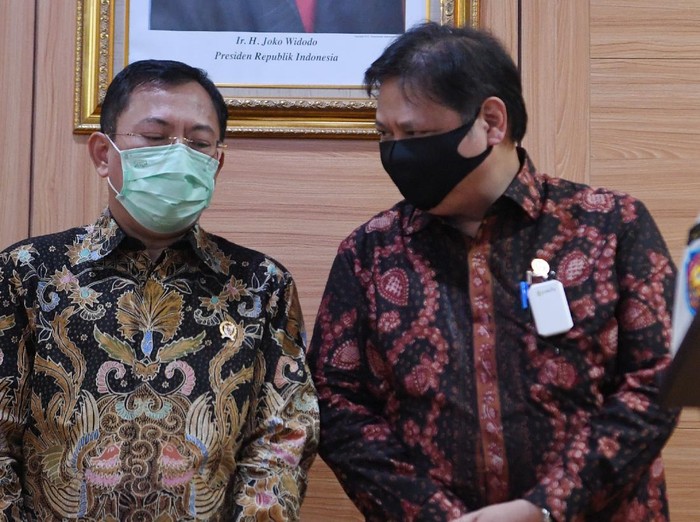 Menko Perekonomian Airlangga Hartarto (tengah) didampingi Menteri Dalam Negeri Tito Karnavian (kanan) dan Menteri Kesehatan Terawan Agus Putranto memberikan keterangan pers usai rapat koordinasi Komite Penanganan COVID-19 dan Pemulihan Ekonomi Nasional di Kemenko Perekonomian, Jakarta, Jumat (4/9/2020). Rakor tersebut membahas penanganan COVID-19 di Indonesia, salah satunya yakni Pemerintah telah menganggarkan Rp3,3 triliun untuk pembayaran uang muka pengadaan vaksin. ANTARA FOTO/Hafidz Mubarak A/wsj.