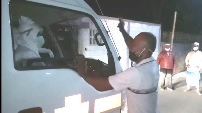 Video warga Madiun mengadang mobil jenazah yang diantar petugas berAPD beredar di aplikasi percakapan WhatsApp. Aksi pengadangan itu terjadi di Kecamatan Dolopo, Kabupaten Madiun.