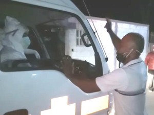 Video: Warga Hadang Mobil Jenazah Karena Petugas BerAPD