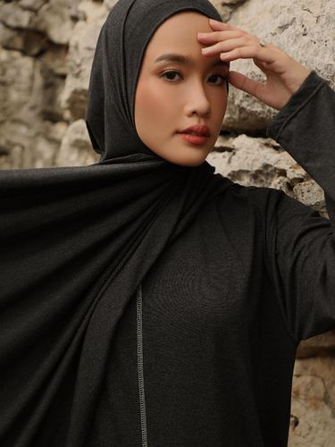 Ana Octarina berhijab