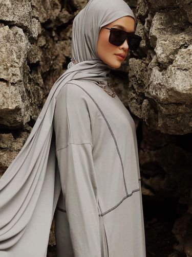 Ana Octarina berhijab