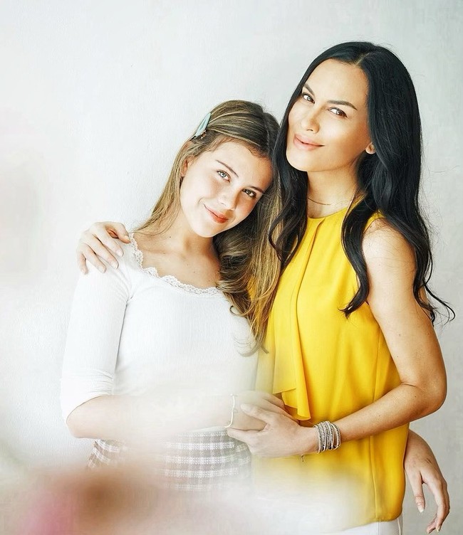 Anak kedua Sophia Latjuba yang bernama Manuella Natasha Aziza Villareal ini memiliki paras bule. Manuella adalah anak dari Sophia Latjuba dengan suami keduanya, Michael Villareal. Foto: Instagram @sophia_latjuba88