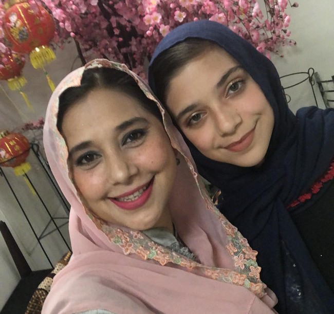 Anak perempuan dari Ayu Azhari dengan Mike Tramp yang berparas bule ini kini telah beranjak dewasa. Semakin dewasa, pesona kecantikannya semakin terpancar bukan? Foto: Instagram @ayukhadijahazhari