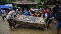 Banjir bandang yang melanda Kabupaten Sigi itu membuat sejumlah rumah tertimbun lumpur. Warga pun bahu membahu menyelamatkan barang-barang di rumah mereka yang tertimbun lumpur.