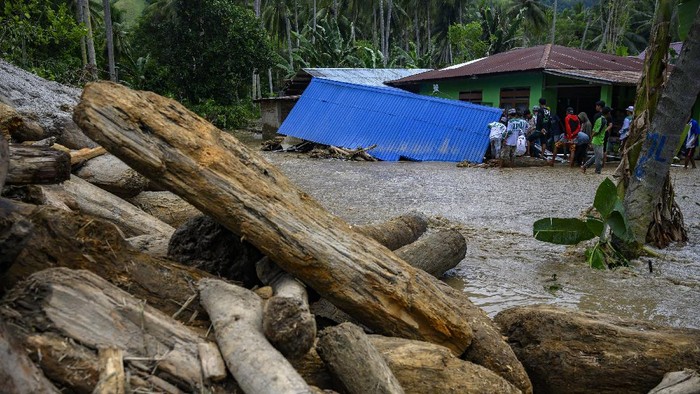 Banjir bandang melanda Kabupaten Sigi, Sulawesi Tengah. Tak sedikit rumah warga yang tertimbun lumpur akibat banjir bandang yang melanda kawasan tersebut.