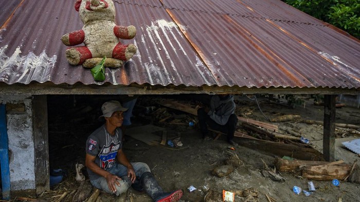 Banjir Bandang Kabupaten Sigi, Puluhan Rumah Warga Tertimbun Lumpur Banjir bandang melanda Kabupaten Sigi, Sulawesi Tengah. Tak sedikit rumah warga yang tertimbun lumpur akibat banjir bandang yang melanda kawasan tersebut.