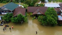 Ketinggian banjir di Putussibau mencapai paha orang dewasa.