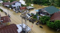 Belum kering air mata, banjir bandang juga merendam Kalimantan Selatan. Basarnas mengungkap 2.600 warga yang terdampak harus mengungsi. ANTARA FOTO/JESSICA HELENA WUYSANG.