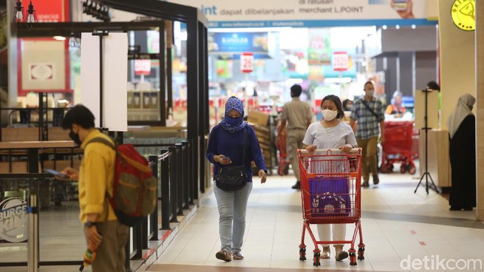 Begini Penampakan Mal yang Beroperasi dengan 50% Pengunjung Pasar dan pusat perbelanjaan dapat beroperasi dengan menetapkan batasan kapasitas paling banyak 50 persen pengunjung. Begini penampakannya.
