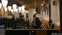 Meski dibuka, restoran ataupun kafe yang berada di dalam mal tidak diperkenankan menyediakan layanan makan di tempat. Mereka boleh beroperasi dengan menyediakan layanan take away.