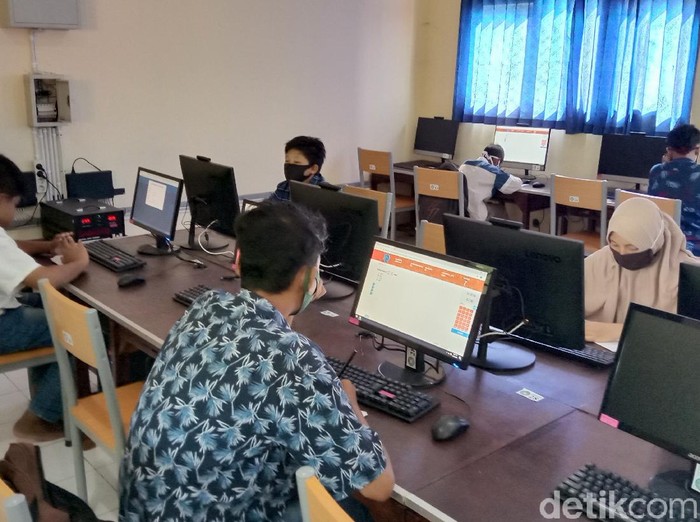 Belasan siswa SMPN 4 Kudus mengkuti penilaian tengah semester (PTS) online di sekolah karena tak punya HP-sinyal internet, Selasa (15/9/2020).