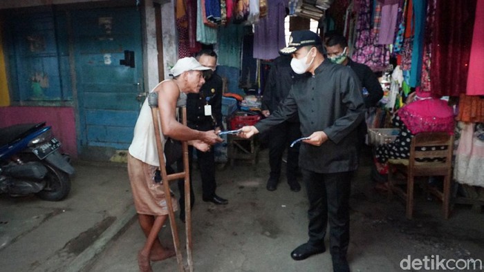 bupati anas bagi masker