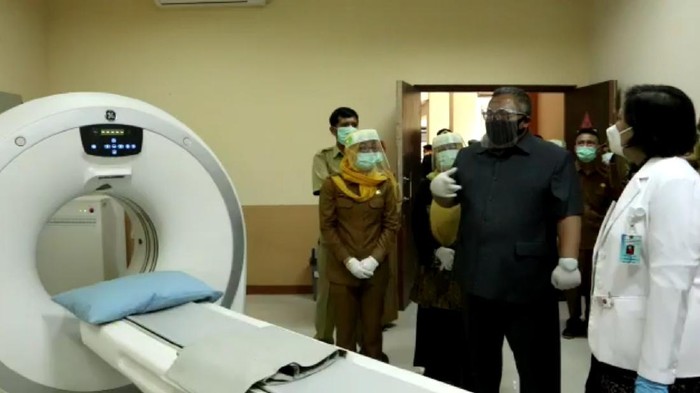 Bupati Sukabumi Marwan Hamami cek alat CT Scan di RSUD Palabuhanratu.
