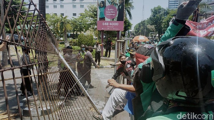 Ribuan driver ojol dari berbagai komunitas di Jawa timur menggelar demo di sejumlah titik di Surabaya. Mereka juga mendatangi kantor aplikator.