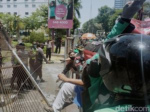 Driver Ojol Rusak Pagar hingga Segel Kantor Aplikator